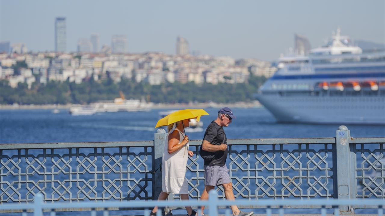 Istanbul Sicak Hava Aa 2382269