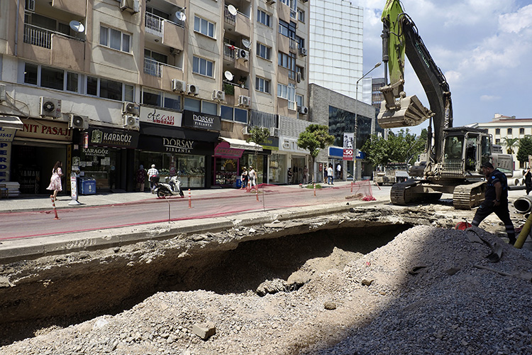 İzmir'de Doğal Gaz Borusunda Meydana Gelen Patlama Trafiği Aksatıyor Aa