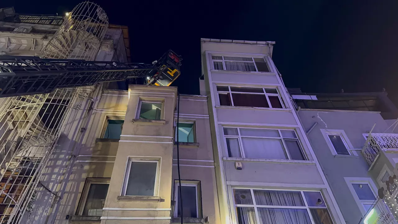 Beyoğlu'nda Panik Yaratacak Çatı Yangını: Eğlence Mekanında Korku Anları!