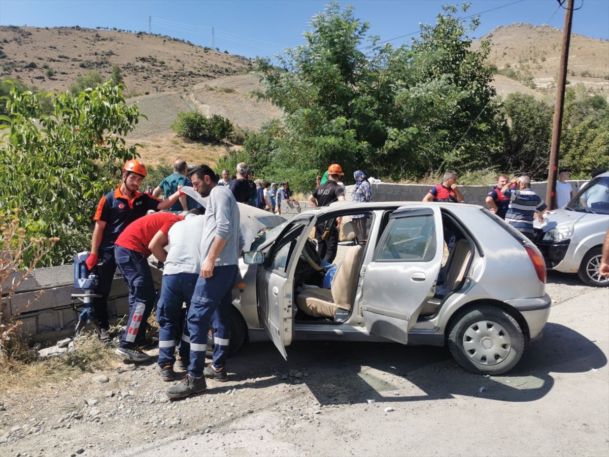 A A 20250805 38751902 38751901 E R Z I N C A N D A B A H C E D U V A R I N A C A R P A N O T O M O B I L D E K I 1 K I S I O L D U 3 K I S I Y A R A L A N D I