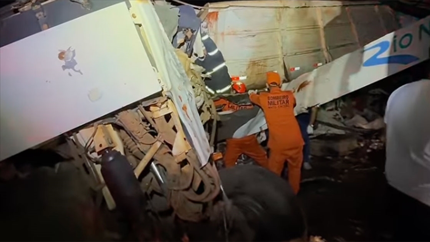 Brezilya'da Yolcu Otobüsü Ile Kamyon Çarpıştı