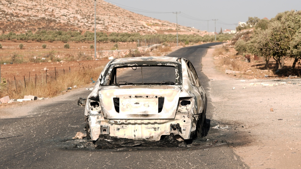 İsrailli Işgalciler Filistinlilerin Arazi Ve Araçlarını Yaktı