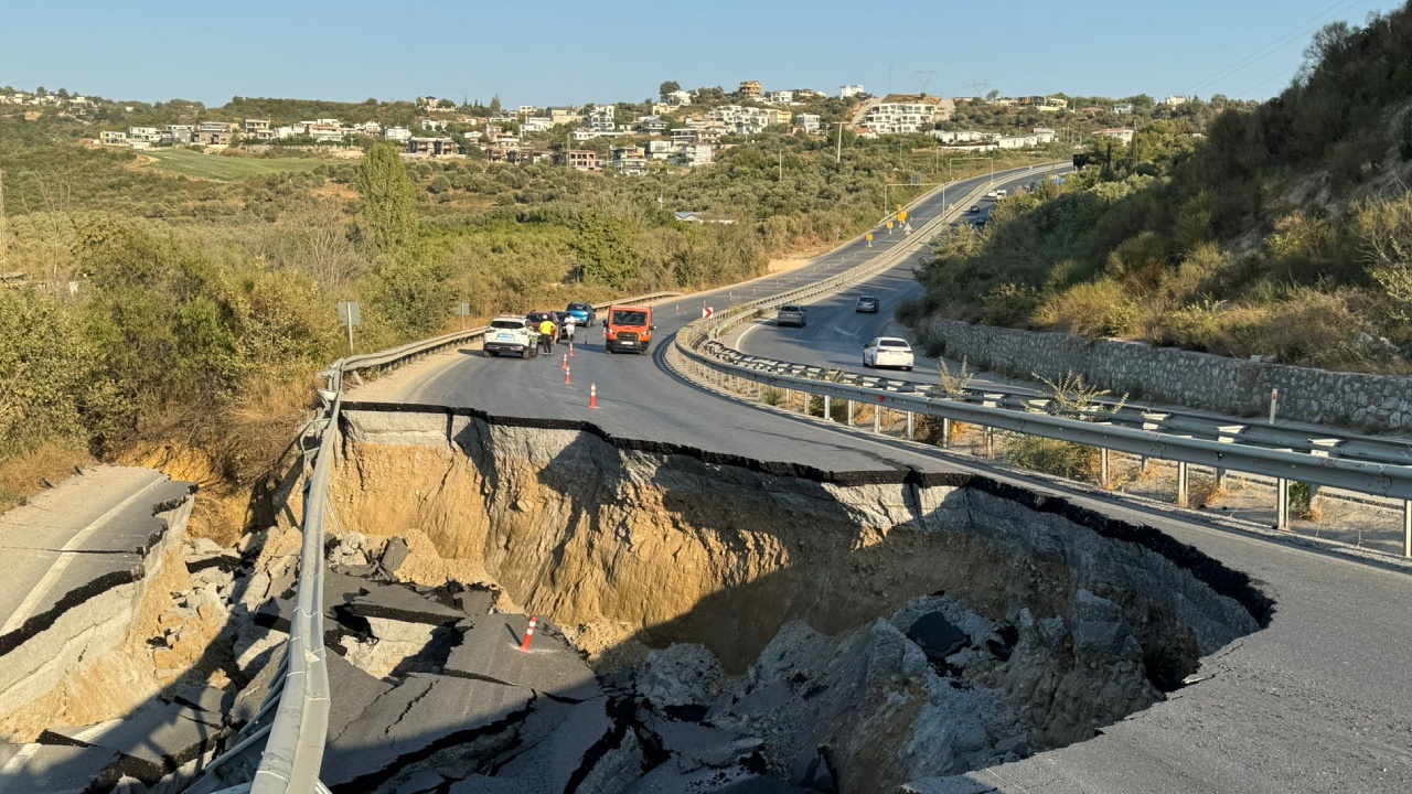 Popüler Tatil Beldesine Giden Kısmen Yol Çöktü! (1)