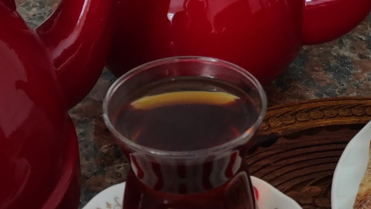 Rizeli Çay Demleme Şampiyonu Püf Noktasını Açıkladı Çayın Acı Olmasını Önlüyor (1)