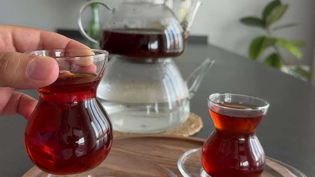 Rizeli Çay Demleme Şampiyonu Püf Noktasını Açıkladı Çayın Acı Olmasını Önlüyor (2)