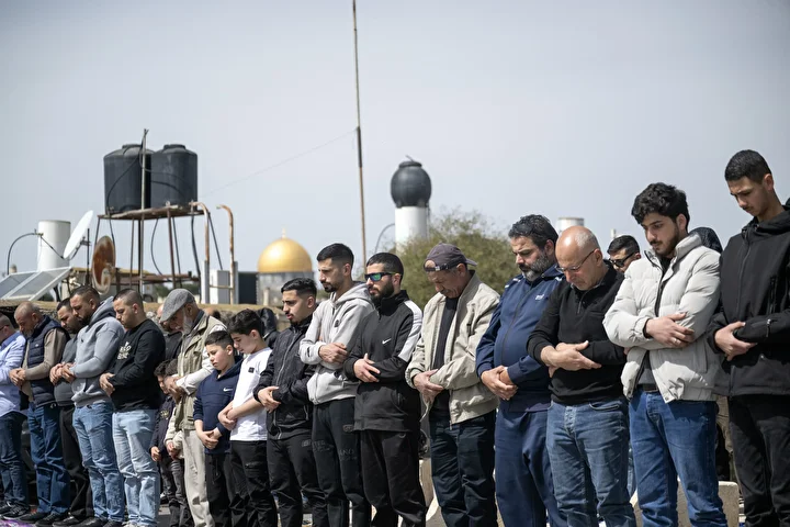 Filistinliler İsrail'in kısıtlamaları nedeniyle cuma namazını sokaklarda kıldı