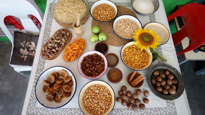 Aşure kazanları bolluk ve bereket için kaynıyor