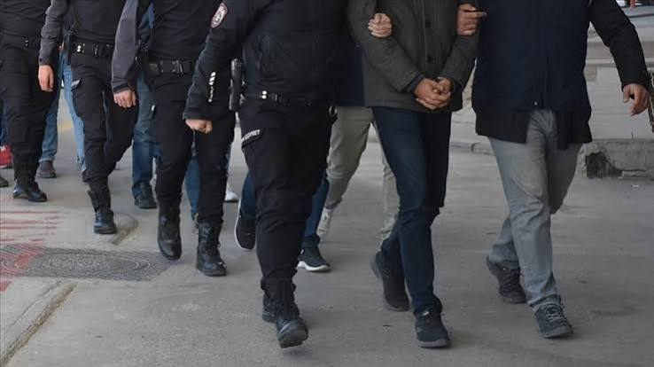 8 İlde Eş Zamanlı Operasyon: Sahte Kimlik ve Tapu Vurgunu İddiasında 31 Şüpheliye Gözaltı