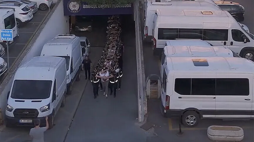 İstanbul merkezli organize suç örgütlerine yönelik operasyonda yakalanan 103 zanlı adliyede