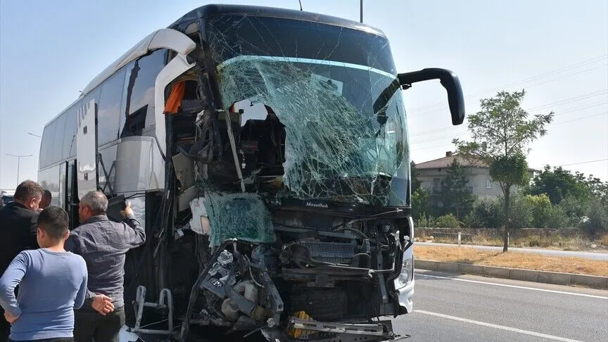 Afyonkarahisar'da yolcu otobüsü kamyonete çarptı, 1 kişi öldü, 15 kişi yaralandı