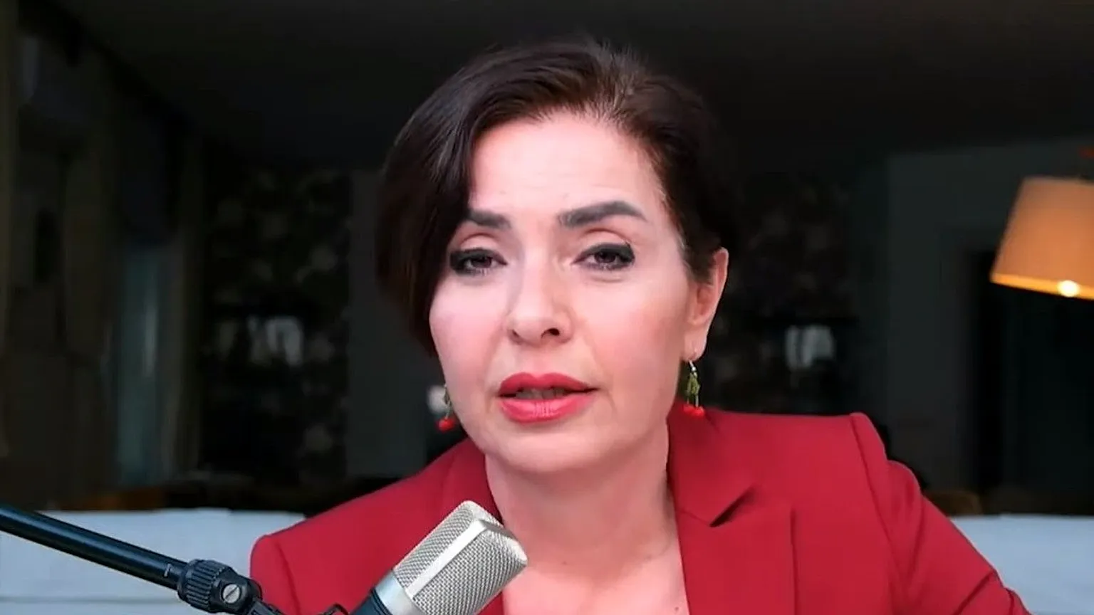 Özlem Gürses'ten canlı yayında Togg gafı