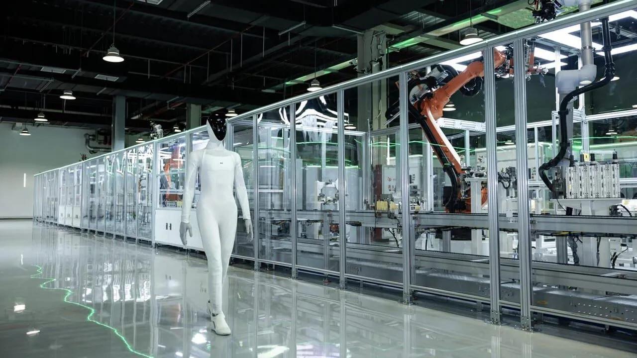 Çinli Dev XPeng İnsansı Robotu Iron'ı Kendi Ayakları Üzerinde Yürüttü