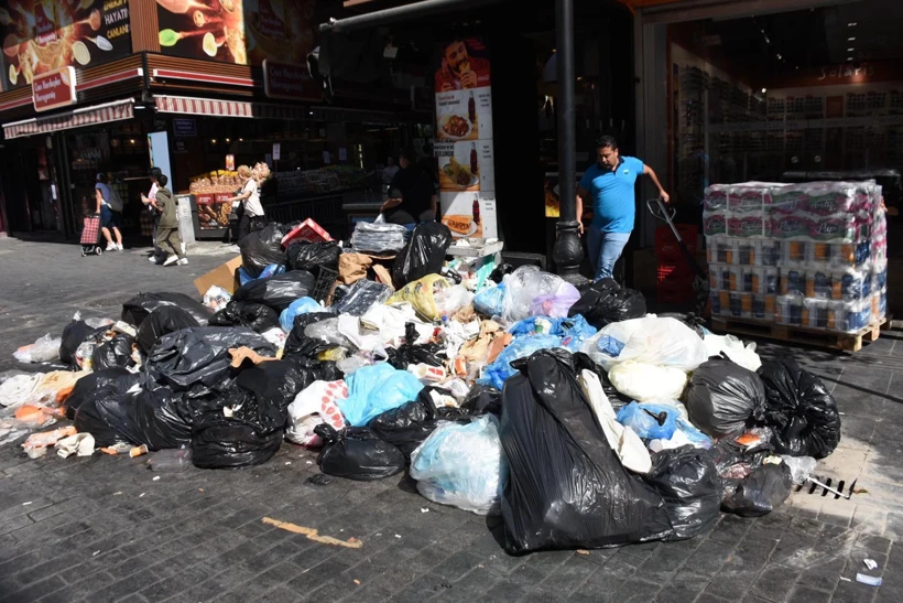 Karşıyaka’da çöp krizi: İhaledeki karışıklık sokakları çöp yığınlarına çevirdi... İşte o anlar!